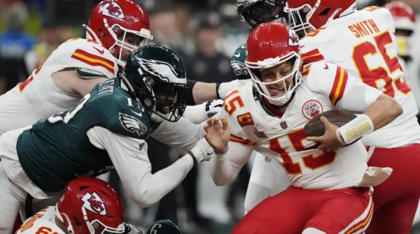 Patrick Mahomes es detenido por Josh Sweat en una de las capturas de la defensa de Philadelphia. El quarterback de Kansas City fue maltratado en el Super Bowl. 