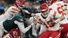 Patrick Mahomes es detenido por Josh Sweat en una de las capturas de la defensa de Philadelphia. El quarterback de Kansas City fue maltratado en el Super Bowl. 