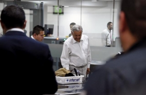 AMLO pone a temblar a policías y azafatas al viajar en vuelos comerciales