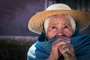 Samuel Lara, de 80 años, empleado de la delegación Cuauhtémoc, trabaja en el saneamiento de una alcantarilla.