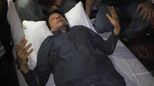 El ex primer ministro de Pakistán, Imran Khan, después de un ataque en provincia de Punjab, Pakistán, el 3 de noviembre de 2022.