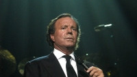 "Me metió la lengua hasta las amígdalas": Salen a la luz más detalles del escándalo sexual que salpica a Julio Iglesias