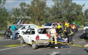 Personal de Protección Civil Zapopan acudió al punto para extraer el cuerpo y proceder con el retiro de los autos tras los peritajes.