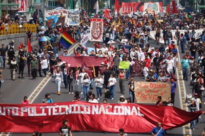 Estudiantes rurales, de la UNAM y del IPN marchan junto con los integrantes del Comité 68 de Tlatelolco al Zócalo