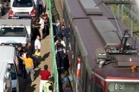Unidades de emergencia y personal de Siteur acudieron al punto, cerca de la estación Urdaneta, para atender el incidente.