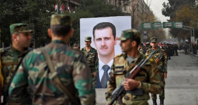 Desfile militar en Alepo con una imagen del presidente sirio, Bachar el Asad.