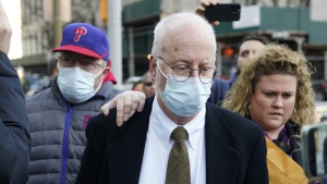 Robert Hadden, en el centro, sale del tribunal federal en Nueva York (EE.UU.), el martes 24 de enero de 2023.