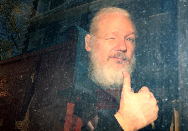 Assange sale de prisión en Reino Unido y vuela a Australia