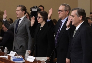 Los expertos constitucionalistas Noah Feldman, Pamela S. Karlan y Michael Gerhardt apoyaron el juicio político; Jonathan Turley rechaza que haya elementos suficientes