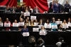 Los legisladores de Morena suben a tribuna con pancartas en apoyo a la Ley de Amparo, durante la sesión en la Cámara de Diputados, en la Ciudad de México, el 14 de octubre de 2025.