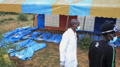 Cuerpos exhumados de las víctimas de un culto religioso en la comuna de Shakahola, en el sur de Kenia, el 23 de abril de 2023.