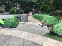 Vista del campamento de personas sin hogar en el Paseo del Prado, Madrid, España, 5 de junio de 2019