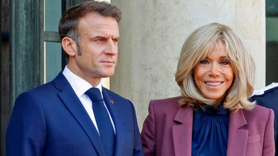 El presidente de Francia, Emmanuel Macron, junto con su esposa, Brigitte.