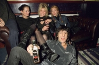 Jo Wood en el centro junto a su hija Leah (derecha) y la modelo Kate Moss, y Ronnie Wood en una fiesta en Londres en 1999