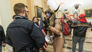 El 'vikingo' detenido tras el asalto al Capitolio pide a Trump que le conceda el perdón presidencial