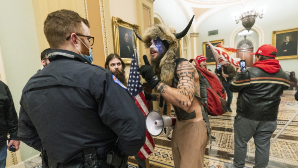 El &#039;vikingo&#039; detenido tras el asalto al Capitolio pide a Trump que le conceda el perdón presidencial