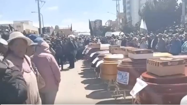 Perú: Puno lamenta frente a ataúdes la masacre que dejó 18 muertos al sur de Perú