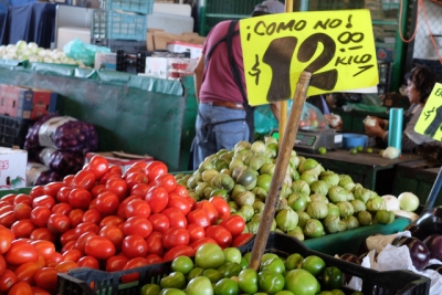 Venta de frutas y verduras en la Central de Abasto.