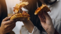 ¿Es saludable comer en la noche antes de acostarse?