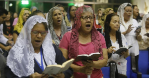 Cada líder de La Luz del Mundo se hace llamar "Apóstol", divinidad y reencarnación de Dios en la tierra. Pero hace seis meses Naasón fue sentenciado a 16 años de cárcel tras haberse declarado culpable de abuso sexual.
