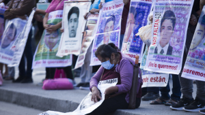 Familiares de los 43 normalistas de Ayotzinapa durante una protesta. 26 de octubre de 2021