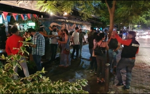 Aunque los contagios de COVID-19 van en aumento, cada vez menos personas se quedan en casa y se exponen en las calles. Así lució el corredor Chapultepec, en Guadalajara, ayer por la noche.