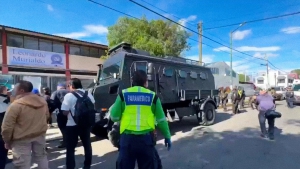 Imagen del operativo en la puerta del establecimiento educativo, en Ciudad de México.