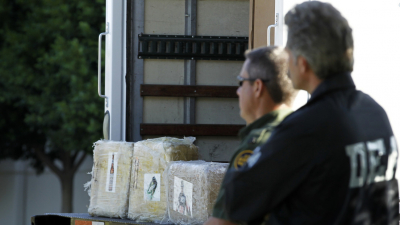 Un agente de la DEA y otro de la Patrulla Fronteriza en California, el 16 de noviembre de 2011