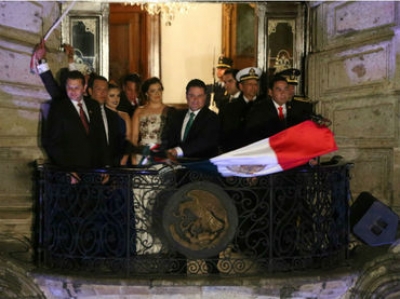 Aristóteles Sandoval recordó a los héroes patrios en la tradicional ceremonia del 'Grito de Independencia'.