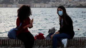 Jóvenes con mascarilla en Nápoles