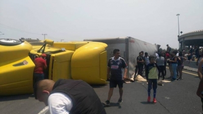 Vuelca un camión con papel higiénico y la gente compite por los rollos